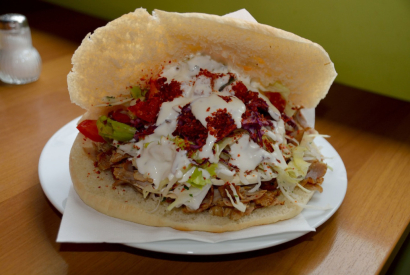 D'où vient vraiment le kebab ? Le parcours savoureux d'un plat universel