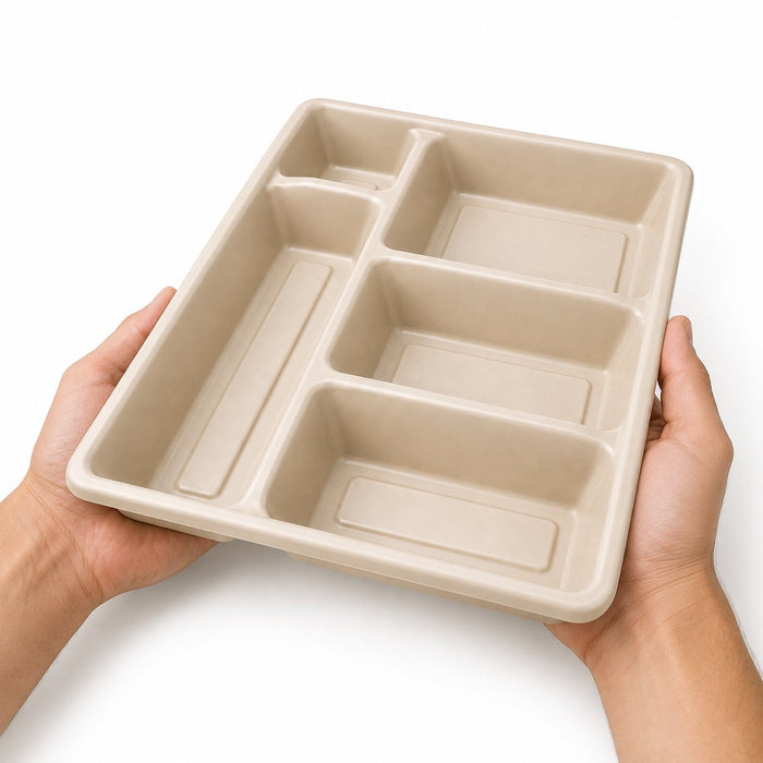 Plateau repas en pulpe naturelle 5 compartiments - 29,5 cm x 24 cm x 4 cm - en main