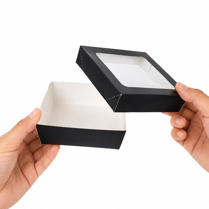 Boîte "Kray" carrée carton noir avec couvercle à fenêtre - 350 ml - 11,5 cm x 11,5 cm x 4 cm - en main