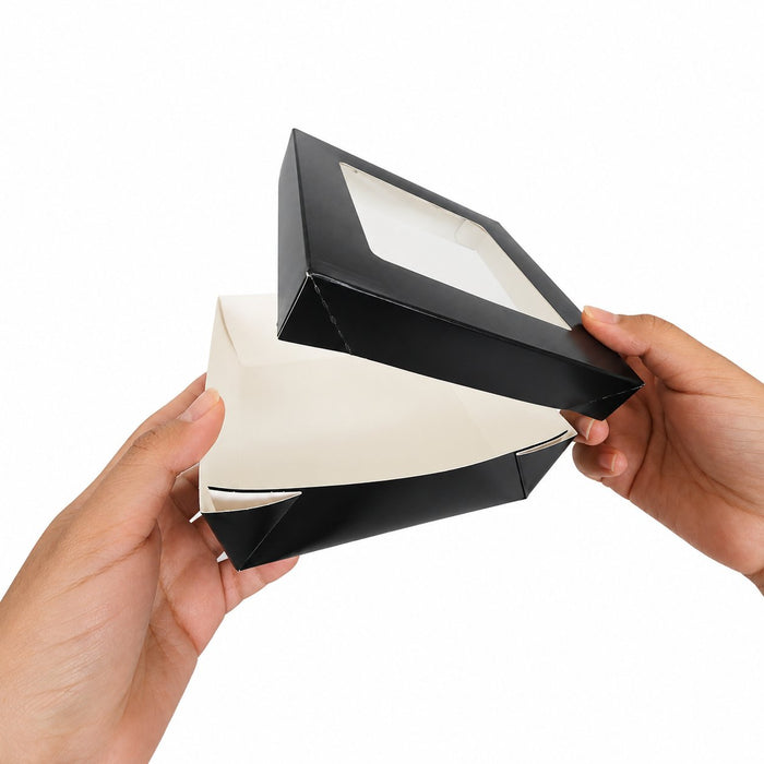 Boîte "Kray" carrée carton noir avec couvercle à fenêtre - 950 ml - 15,5 cm x 15,5 cm x 5,3 cm - en main