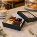 Boîte "Kray" carrée carton noir avec couvercle à fenêtre - 950 ml - 15,5 cm x 15,5 cm x 5,3 cm - ambiance