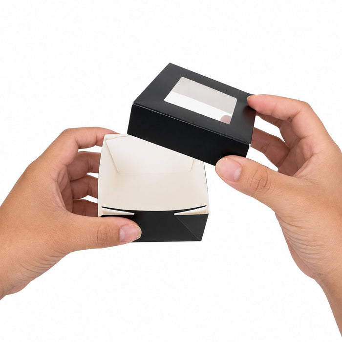 Boîte "Kray" carrée carton noir avec couvercle à fenêtre - 200 ml - 8,5 cm x 8,5 cm x 4 cm - en main