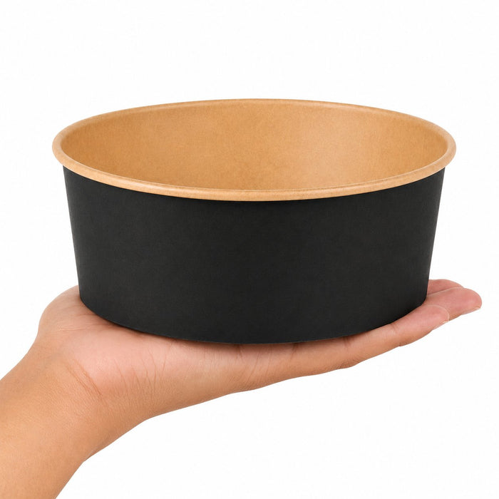 Saladier rond "Buckaty" en carton kraft noir - 1300 ml - Ø 18,3 cm - H 6,5 cm - en main