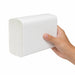 Serviette essuie-main blanche 2 plis pliage en W - 16,3 cm x 21,5 cm - en main
