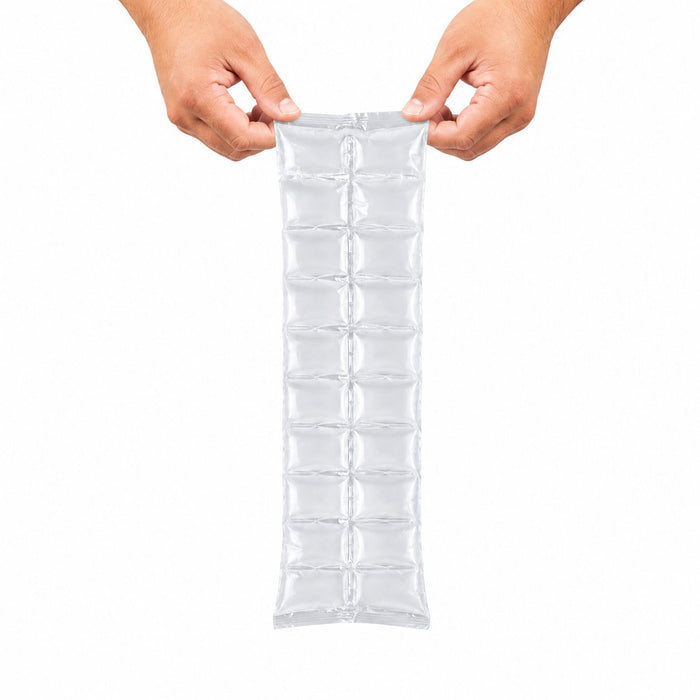 Sachet à glaçons en plastique LDPE à fermeture automatique - 30,5 cm x 20 cm - en main