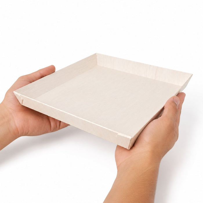 Barquette carrée en bois "Samouraï" - 28 cm x 28 cm x 3 cm - en main