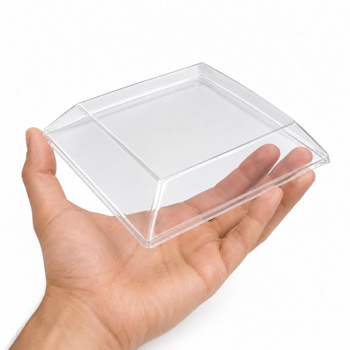 Couvercle dôme PET transparent "Samourai" - 20,7 cm x 20,7 cm x 3,5 cm - Compatible avec 210SAMBQ2020 - en main