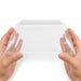 Couvercle dôme PET transparent "Samourai" - 28,8 cm x 28,5 cm x 4 cm - Compatible avec 210SAMBQ2828 - en main