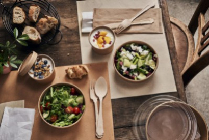 Couverts Et Une Assiette Sur La Table Avec Espace De Copie Servant